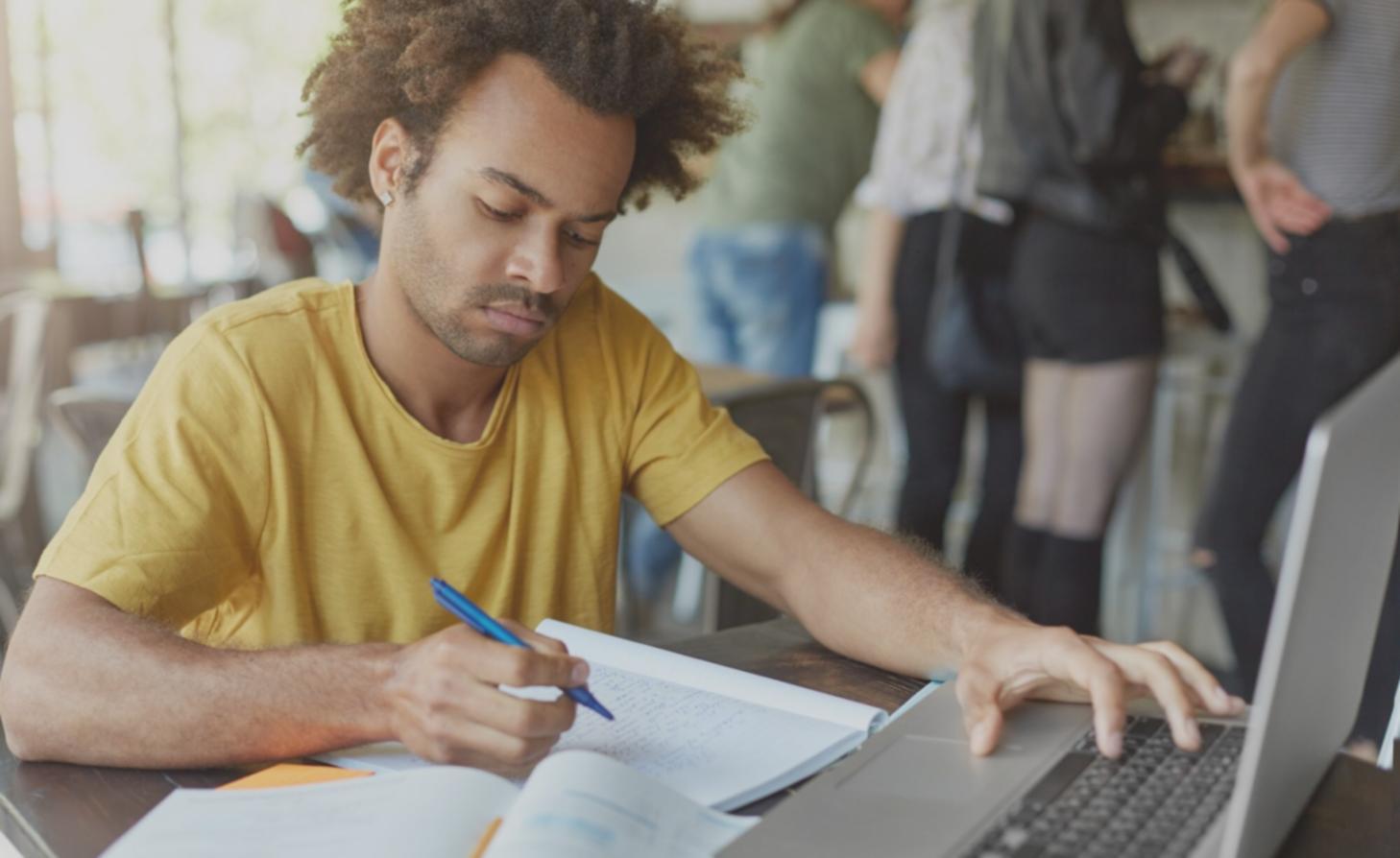 Ambiente di scrittura creativa con materiali e ispirazioni